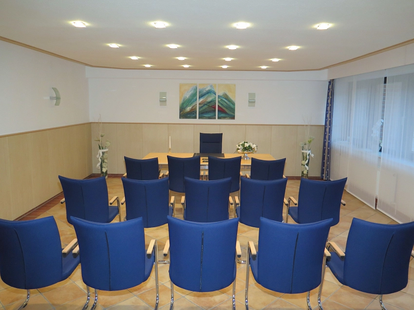 Trauzimmer Gemeinde Hohenhameln mit blauen Stühlen und einem Pult © Gemeinde Hohenhameln